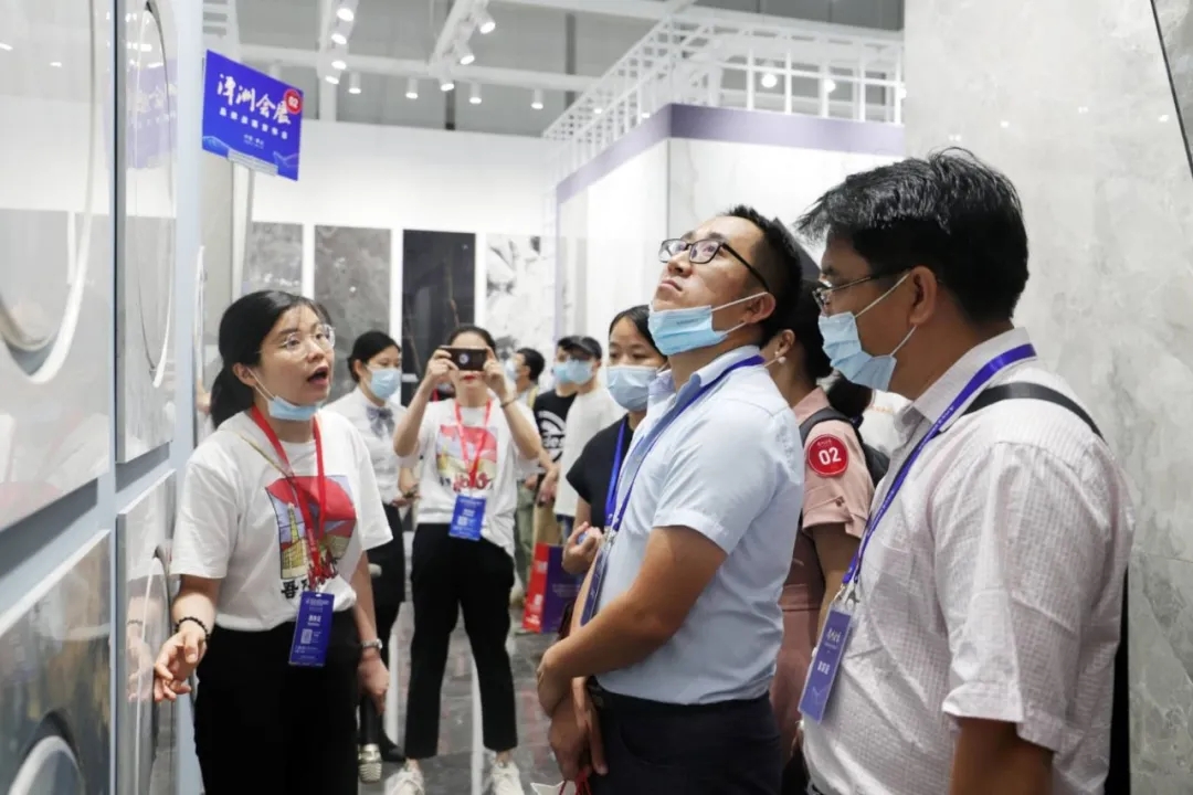 政府高层参观花季传媒免费观看下载展位